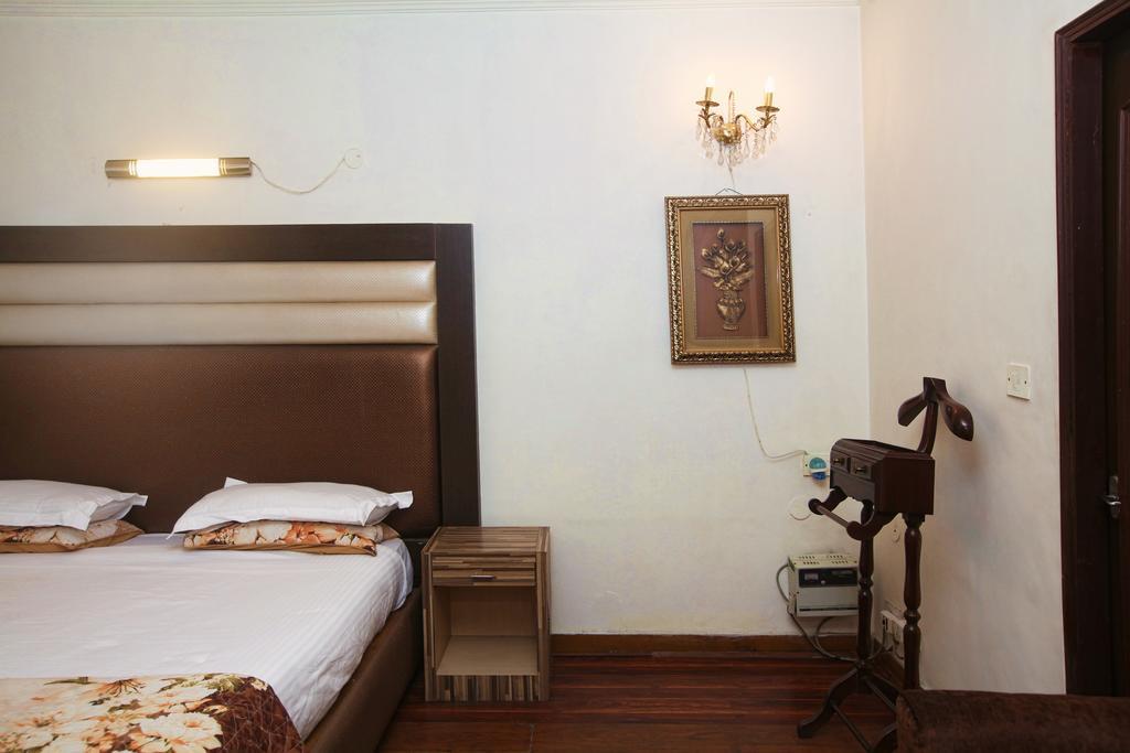 Oyo 358 Sarojini Nagar Hotel Ню Делхи Екстериор снимка