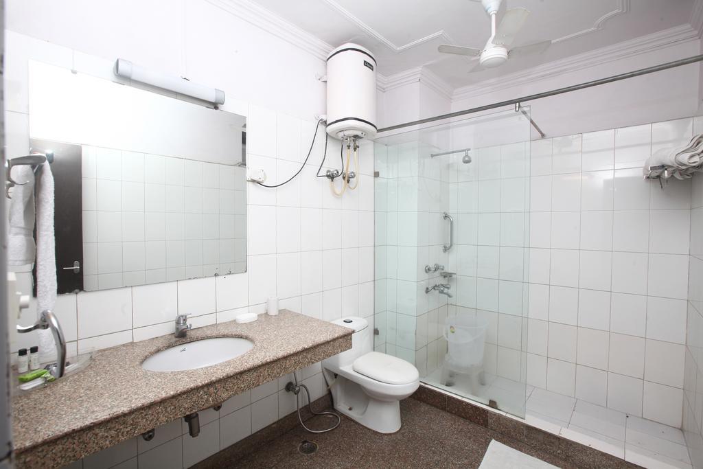 Oyo 358 Sarojini Nagar Hotel Ню Делхи Екстериор снимка