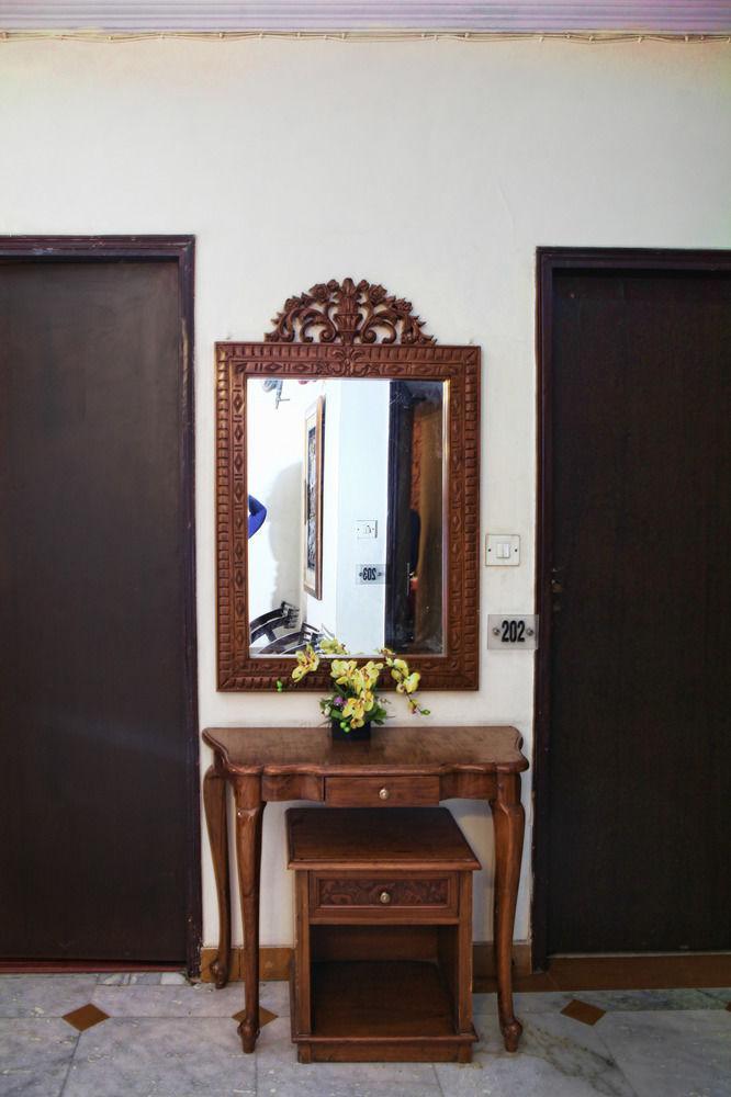 Oyo 358 Sarojini Nagar Hotel Ню Делхи Екстериор снимка