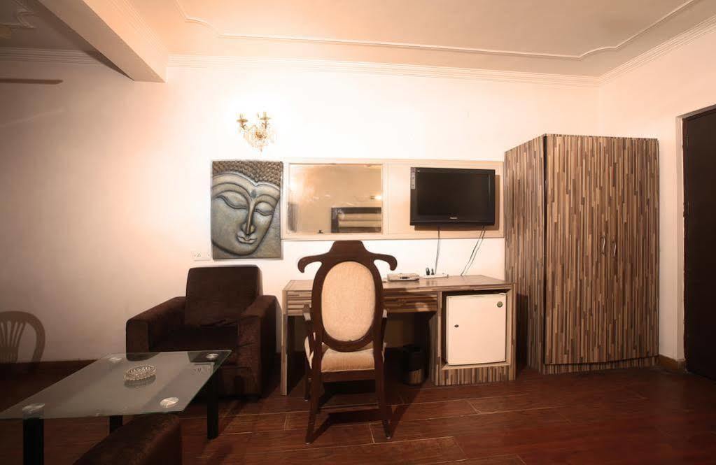 Oyo 358 Sarojini Nagar Hotel Ню Делхи Екстериор снимка